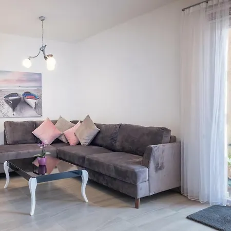 Roxanne Penthouse & Jacuzzi 2 Bedroom * Vokolidha