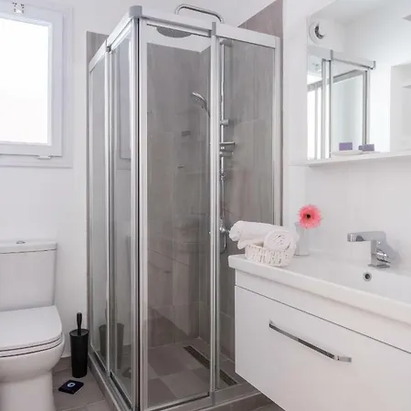 Roxanne Penthouse & Jacuzzi 2 Bedroom Vokolidha